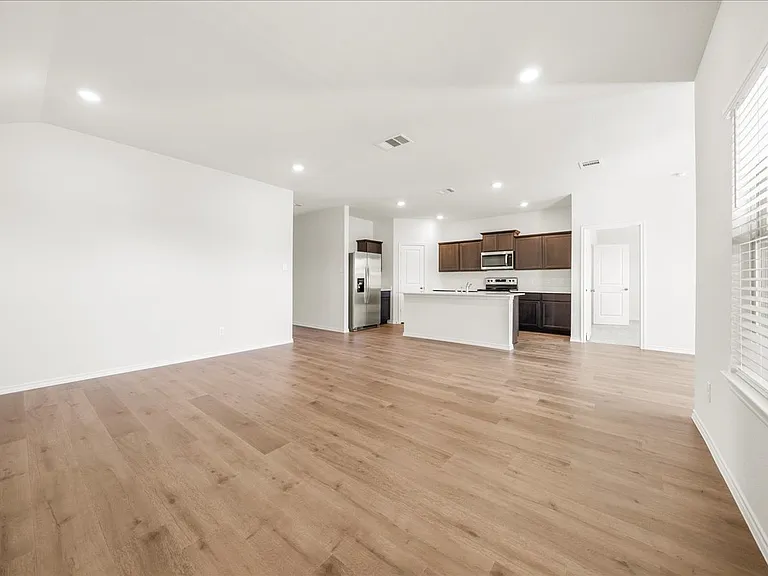 1532 Skyline Dr — Photo 3