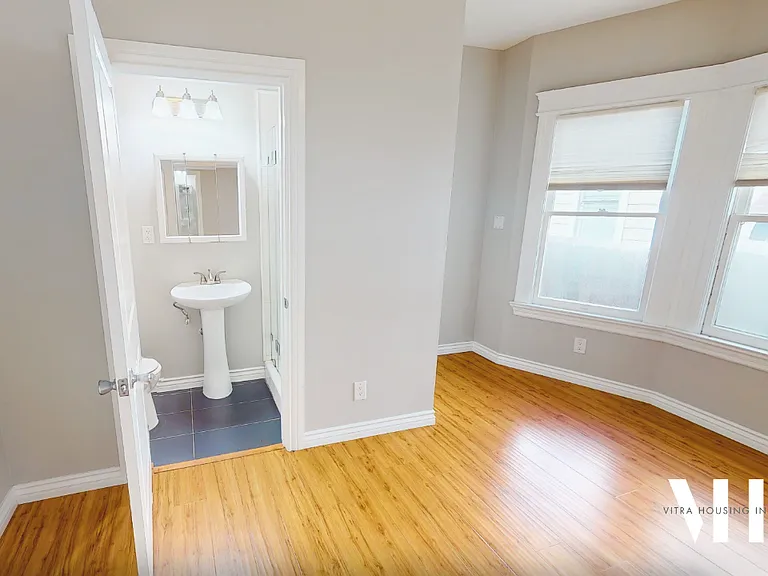 2350 Portland St — Photo 11