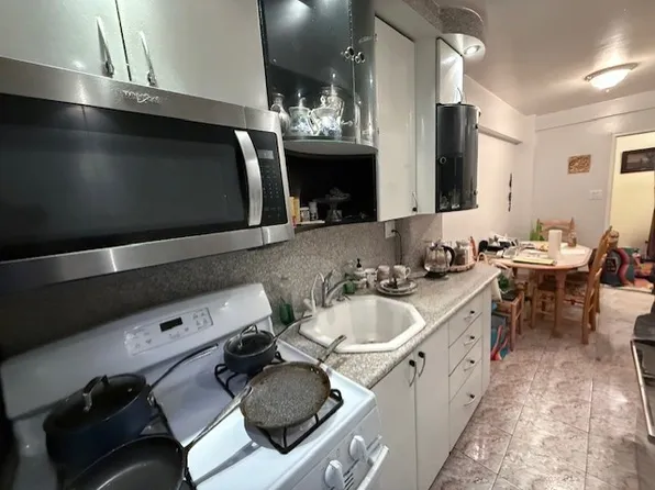 2555 Batchelder Street image 2 of 8