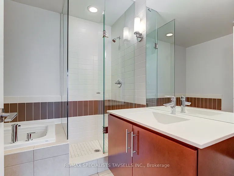 1 Hurontario St #304 — Photo 21