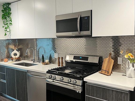 3rd image of 642 N Hobart Blvd