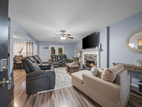 3rd image of 427 Leslie Wood Dr