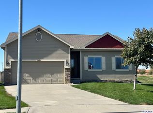 17620 Ames Cir, Omaha, NE 68116