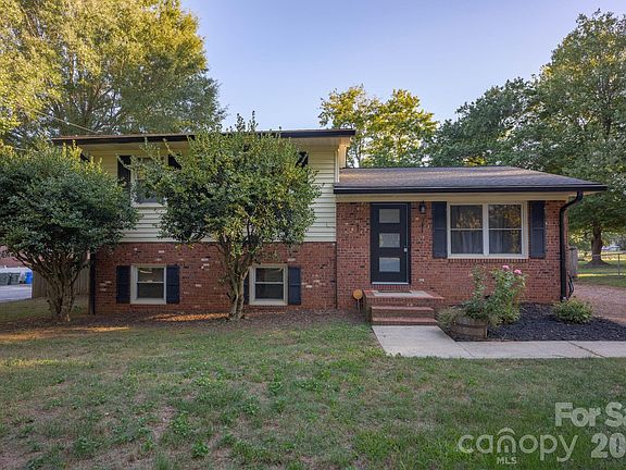 2nd image of 827 Brookwood Dr