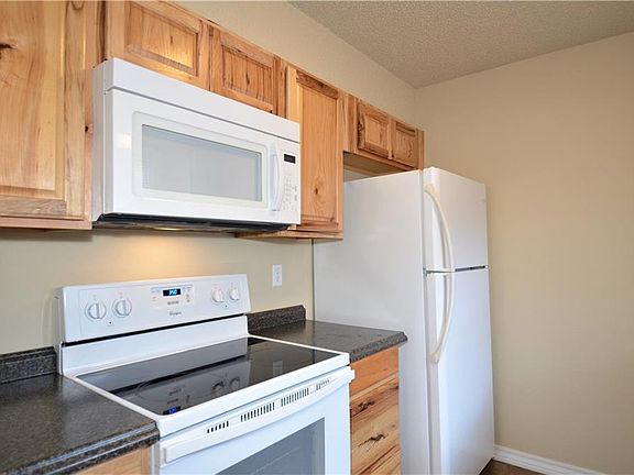 3rd image of 22 Dogwood Dr