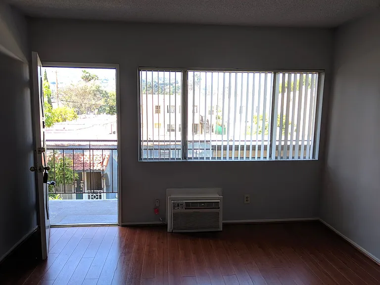 New Hampshire Apartments — Photo 14