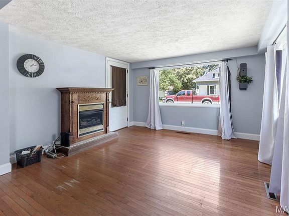 4th image of 819 W Maplewood St