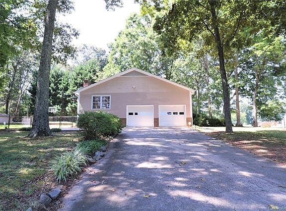 3rd image of 2409 Rosemond Cir