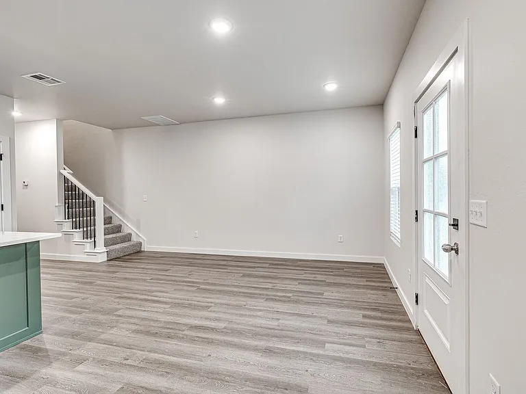 616 W 2nd St #100 — Photo 11