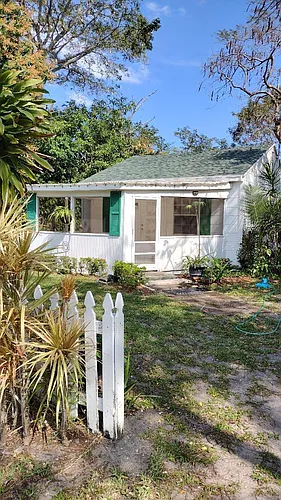 118 Urquhart St #FRONT Photo 1