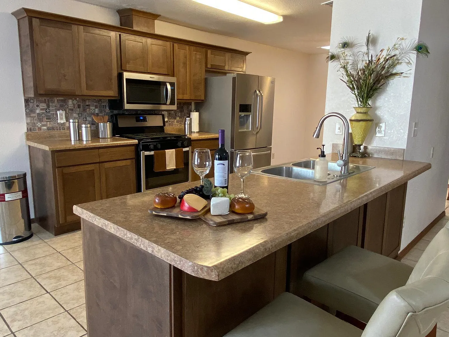 3 bed, 2.0 bath, 1433 sqft, $1,650 — Photo 3