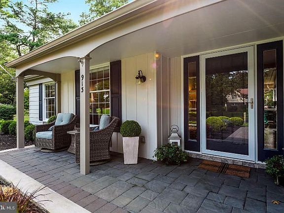 3rd image of 913 Fernwood Rd