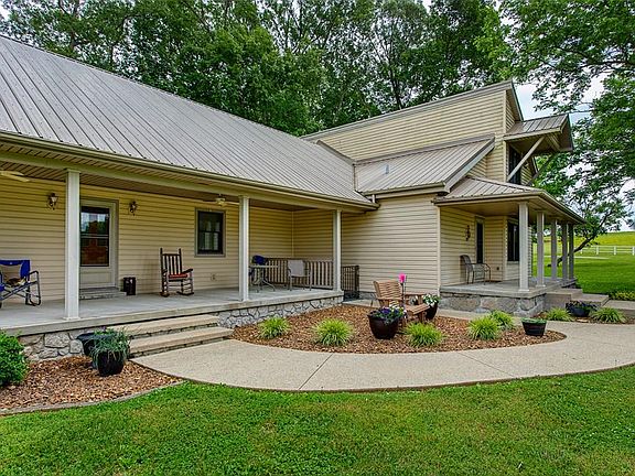 2nd image of 978 Lexington Dr