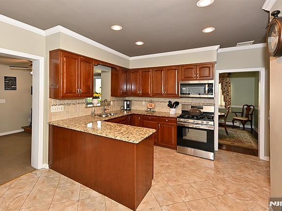 4th image of 409 Walnut St