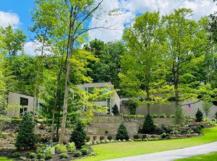 62 Wychwood Dr, Moreland Hills, OH