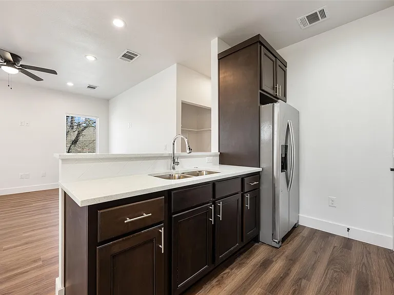15407 Armstrong Ave — Photo 12