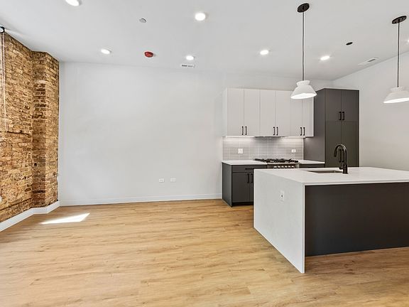 2nd image of 1550 W Monroe St #203