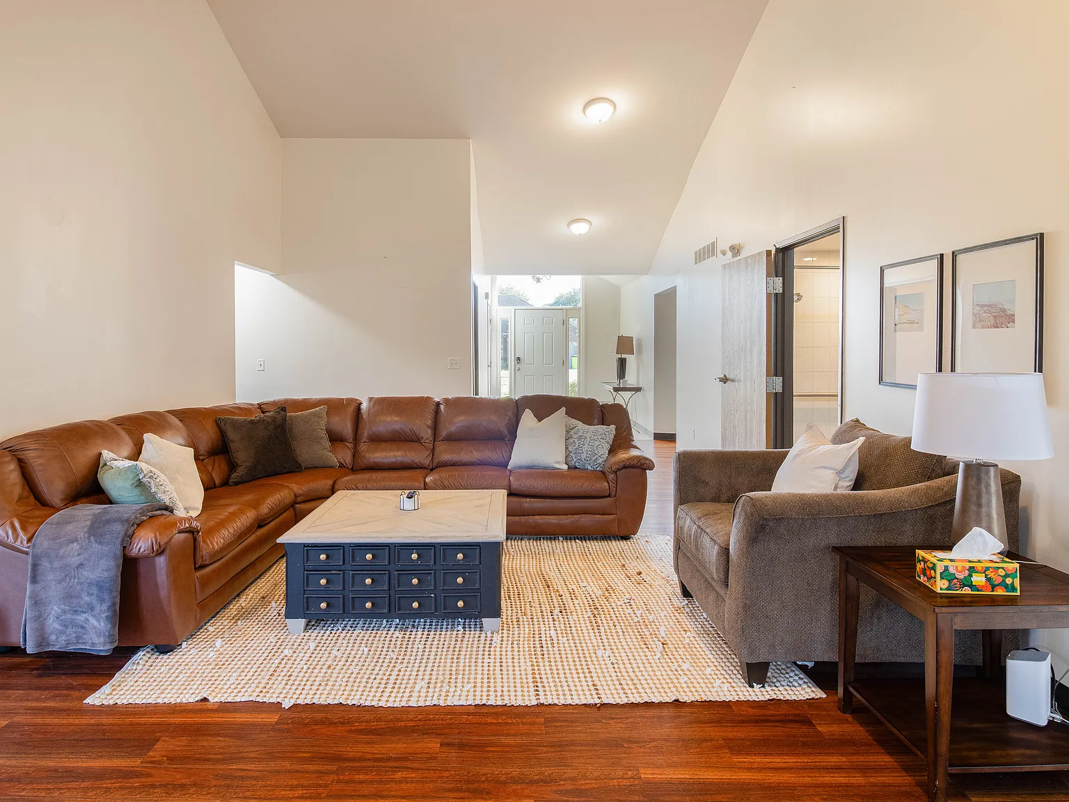 4 bed, 2800 sqft, $7,900 — Photo 2