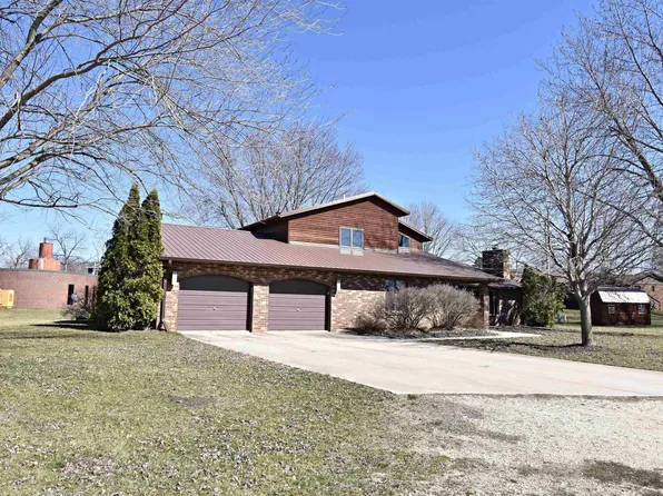 335 2nd St S, Winthrop, IA 50682
