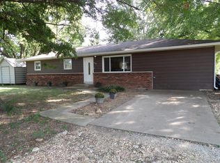 902 E Walnut St, Aurora, MO 65605