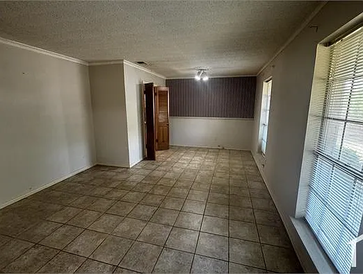 3 bed, 1850 sqft, $2,147 — Photo 2