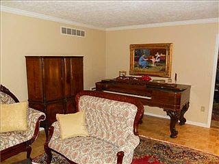 4th image of 745 Pineview Dr