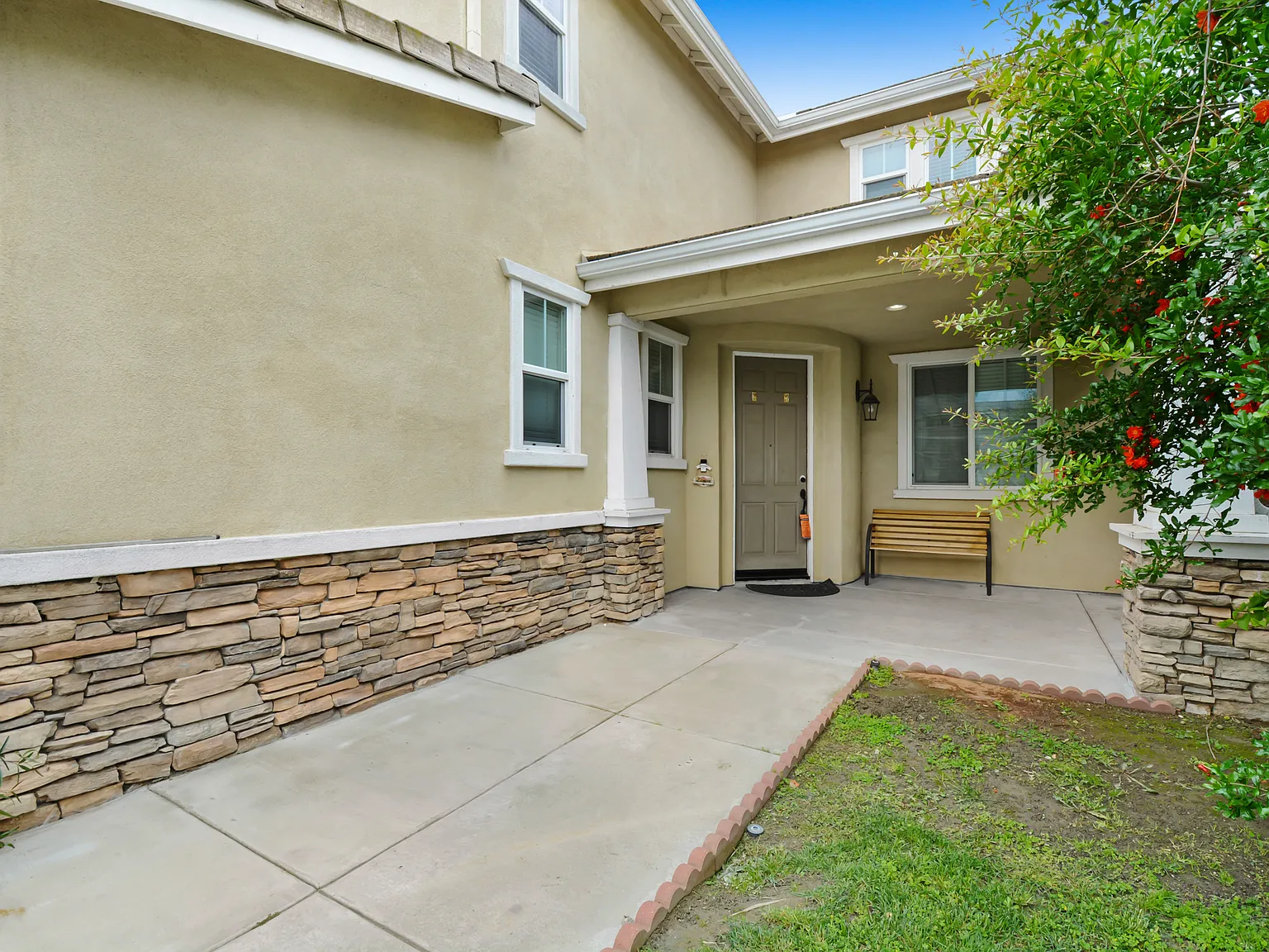 5 bed, 3543 sqft, $4,400 — Photo 2