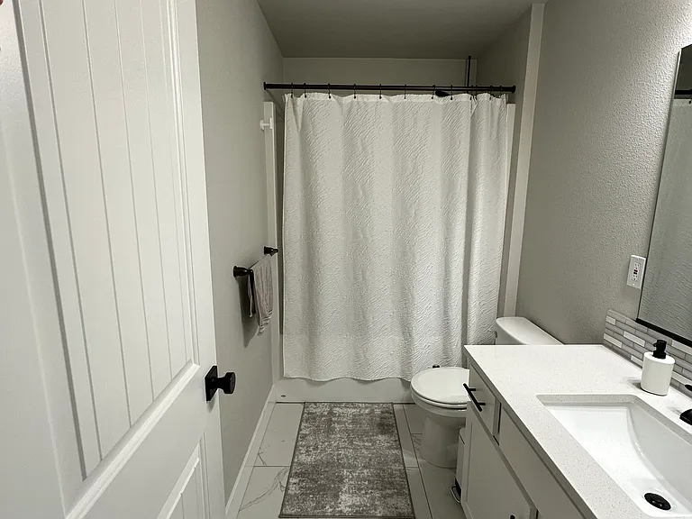 Second bath (upstairs)