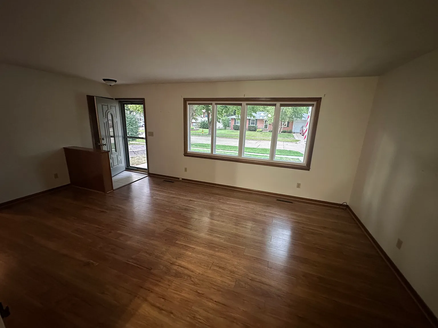 3 bed, 1100 sqft, $1,800 — Photo 2