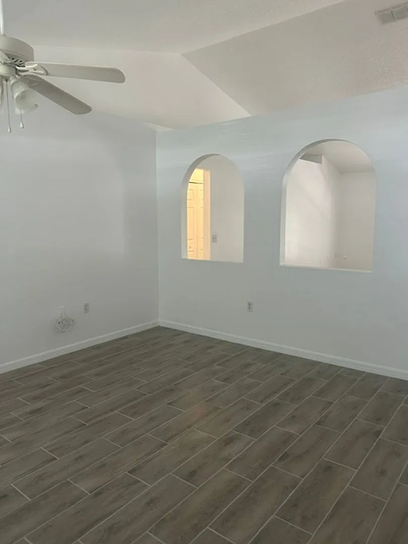 3 bed 2 bath home that has been freshly painted and tiled throughout — Photo 4