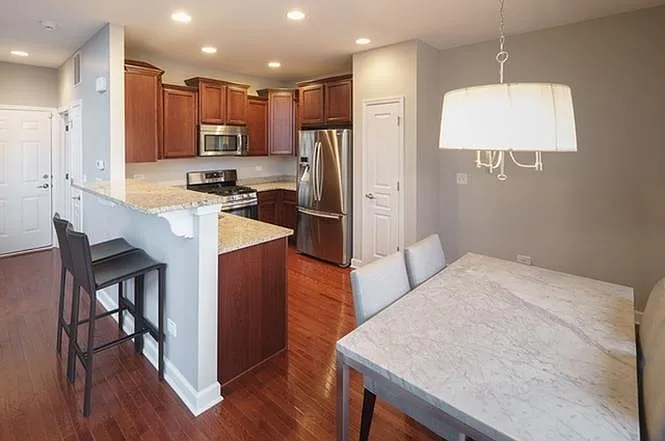 3 bed, 2.5 bath, 1900 sqft, $3,700 — Photo 3