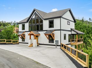 745 Pinecrest Dr, Gatlinburg, TN 37738
