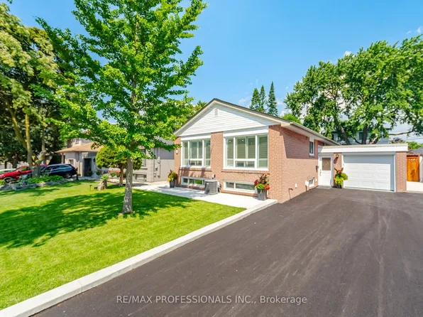 24 Millburn Dr, Toronto, ON M9B 2W9