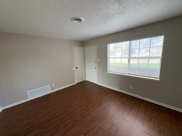1205 Kathey Dr — Photo 3
