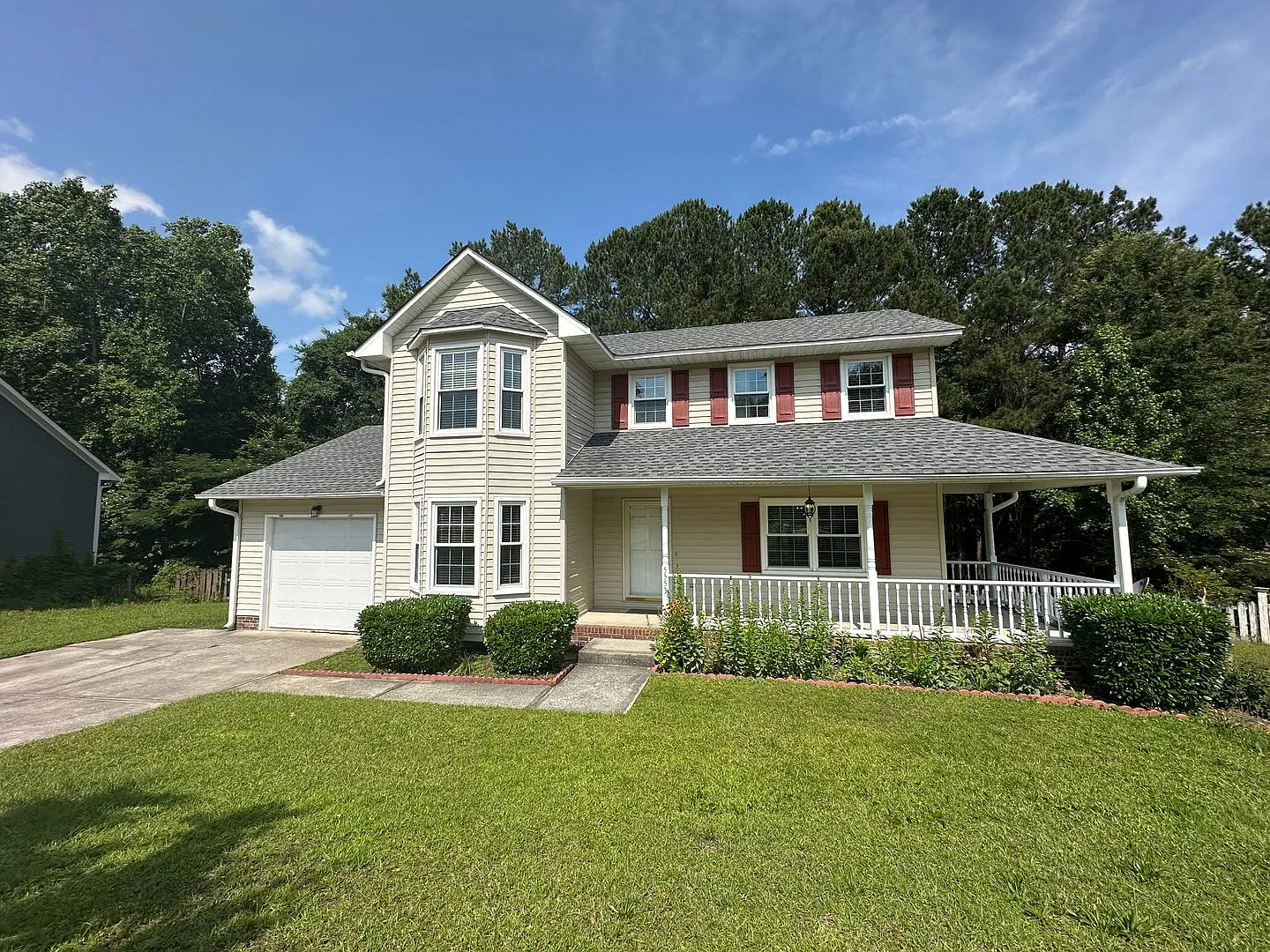 3 Bedroom, 2.5 Bath 2 Story off Ramsey Street located in a Quiet Cul-de-sac. — Photo 3