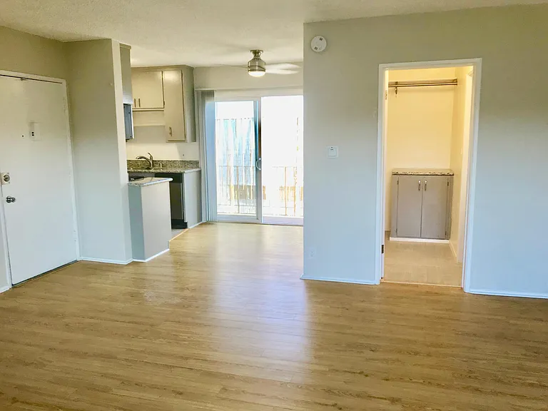 Large Walk-in Closets W/extra Storage Truly One-of-a-kind-Studio!