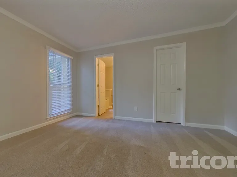 321 Stratford Dr — Photo 5