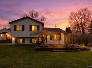 5685 S Aylesbury Dr, Waterford, MI 48327