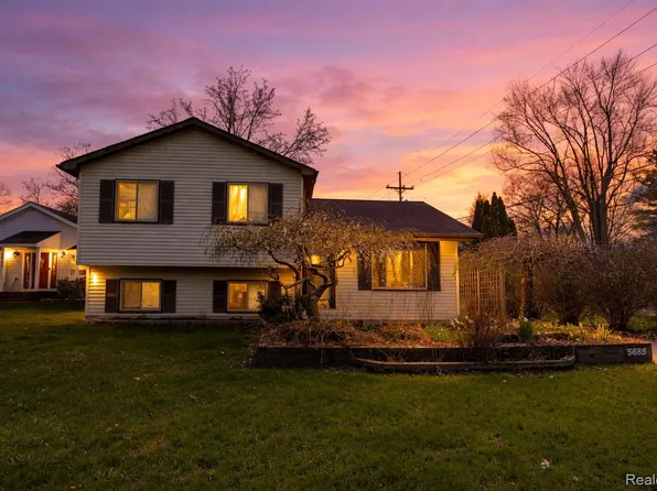 5685 S Aylesbury Dr, Waterford, MI 48327