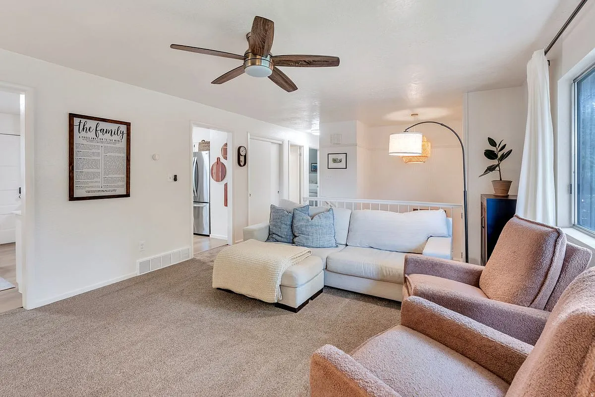 4 bed, 2.0 bath, 1964 sqft, $2,699 — Photo 2