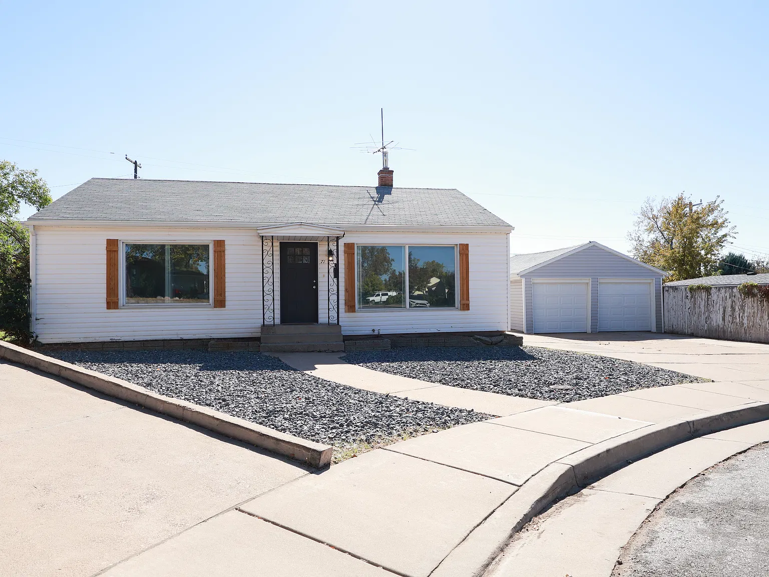 3 bed, 2128 sqft, $1,925 — Photo 1