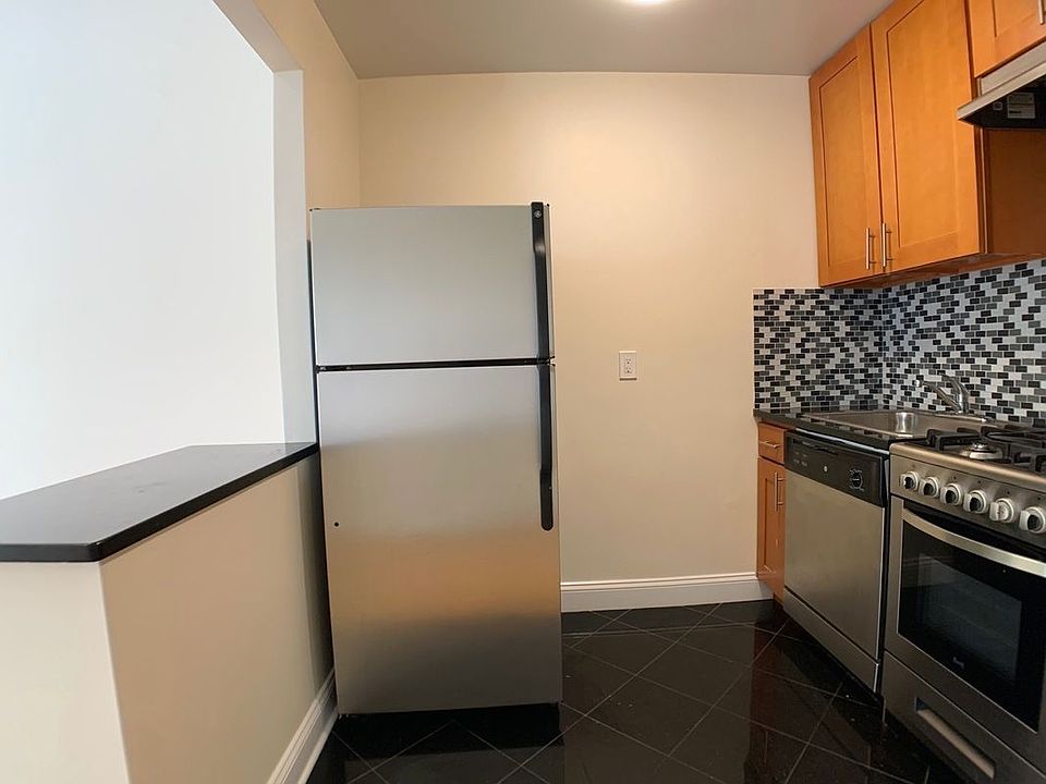 2nd image of 7 W 87th St #4JE