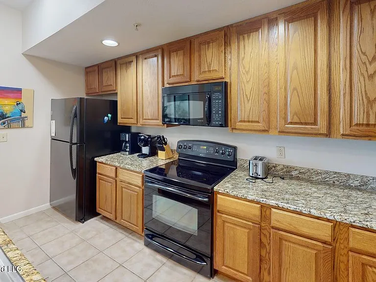 2228 Beach Dr #404 — Photo 7