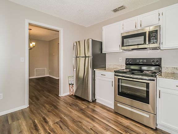 4th image of 521 Holbrook Cir