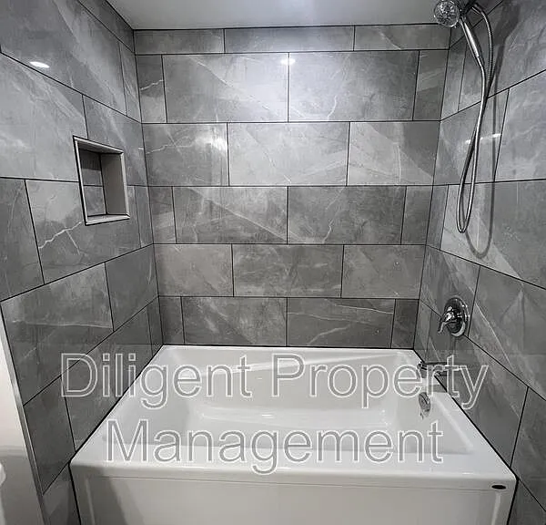 438 Bellevue St #UPPER — Photo 39