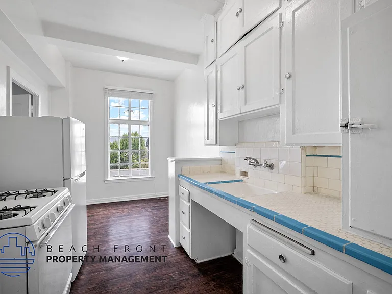 512 S. Hobart Blvd. — Photo 24