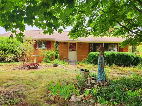 4111 High Acres Rd NW, Roanoke, VA 24017