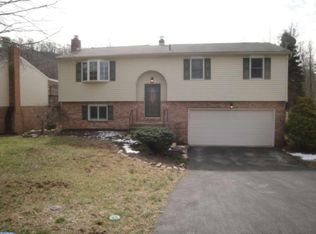 1240 Woodcrest Dr, Reading, PA 19607