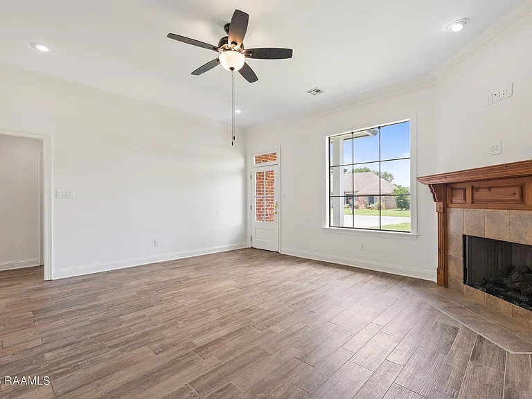 206 Oak Hill Ln — Photo 3