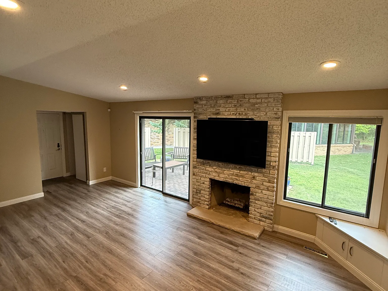 1181 Weston Ln N — Photo 2